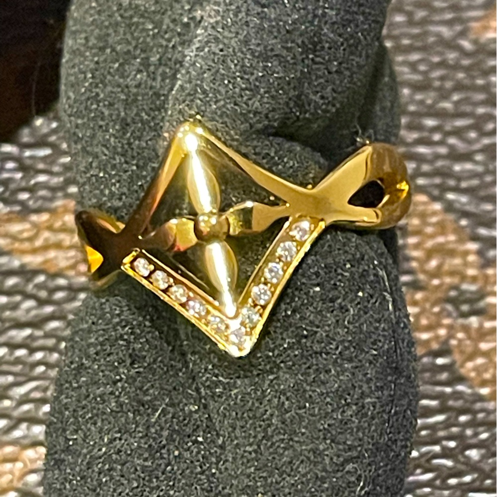 LVee monogram style ring size  7 just gorgeous to match your bag or purse👛👜💕